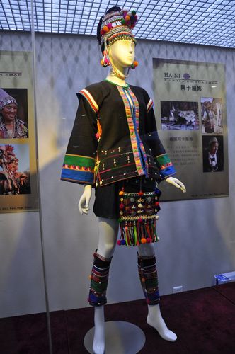 【哈尼族服饰摄影图片】上海纺织博物馆纪实摄影_太平洋电脑网摄影